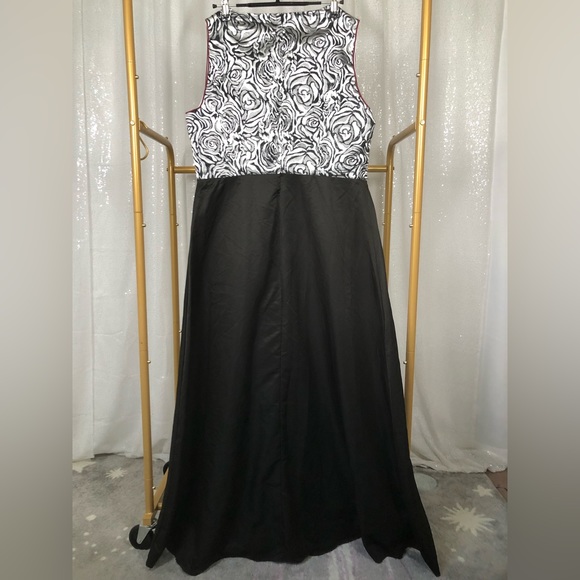 Vintage 80s/90s Metallic Silver Rose Floral Sleeveless Maxi Dress w/Frill Collar - Picture 2 of 6